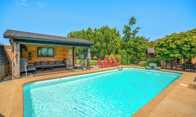 Port Weller Maison | Charming 3-Bedroom Orchard Retreat with Private Pool & Sauna | Sleeps 7
