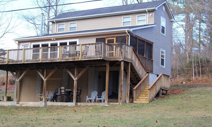 Staffordsville Maison | Charming 3-bedroom house on Walker Creek close to VT and R.U.