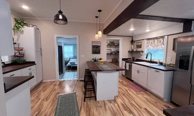 Willow Springs Maison | Charming 3-bedroom Craftsman house in delightful Willow Springs, MO