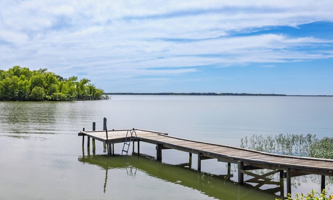 Point Maison | Charming 3-bedroom, gorgeous Lake Front, Fishing Dock, Fire Pit, Kayak & more