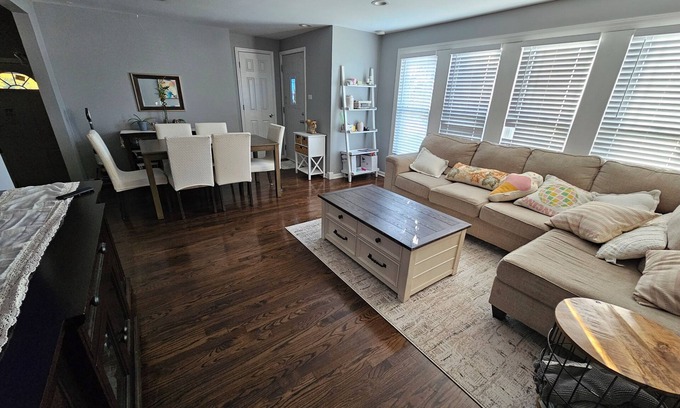 East Side Maison | Charming 3-bedroom 1 bathroom bungalow in cool Chicago with AC friendly family