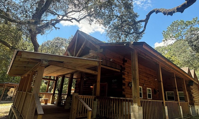 Fort McCoy Cabine | Charming 3 Bedroom, 2 Bath Custom Built Log Cabin in Ocala National Forest.