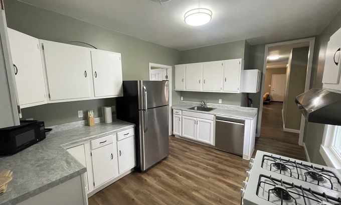 Binghamton Appartement | Charming 3-bedroom apartment in enchanting Binghamton with fenced in back yard