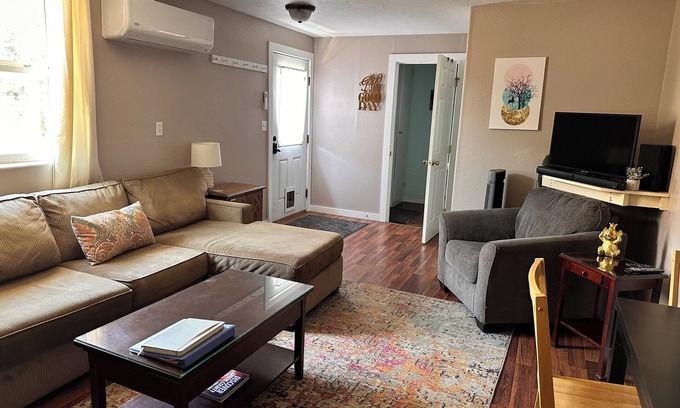La Grande Appartement | Charming 3-bedroom apartment with WiFi, AC walkable to downtown La Grande
