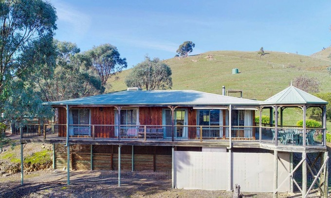 Bonnie Doon Maison | Charming 3-bedroom house in serene Bonnie Doon with lake views