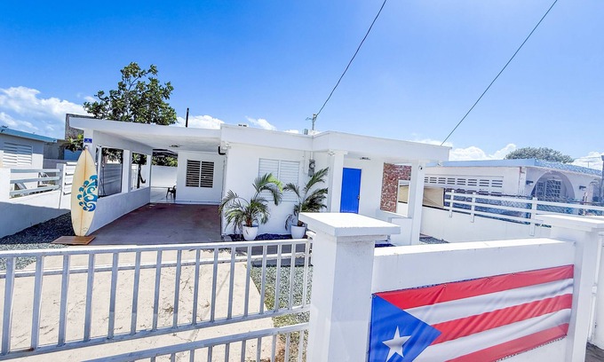 Jarealito Maison | Charming 3-bedroom Beach House with AC and WiFi near Arecibo's best beaches.