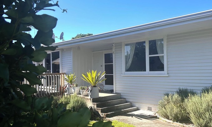 Otumoetai Maison | Charming 3-Bedroom Bungalow near CBD & the Mount