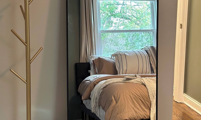 South Shore Maison | Charming 3-bedroom bungalow, Bonus Room Gym & Private Backyard, minutes from UC
