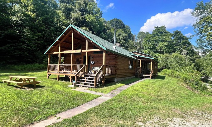 Long Eddy Cabine | Charming 3-bedroom cabin with AC and WiFi in Long Eddy.