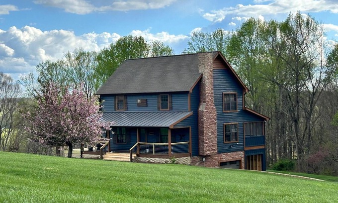 Etoile Cabine | Charming 3-bedroom cabin with AC and WiFi at Barren River Lake in Lucas, KY