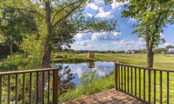 Bellville Cottage | Charming 3-bedroom country cottage on a Small pond