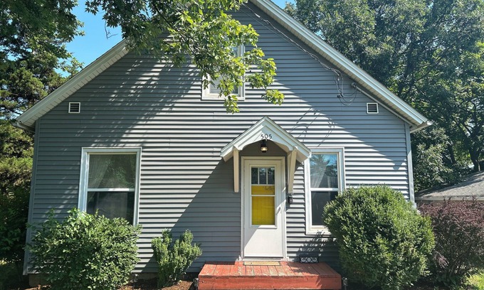 Eureka Maison | Charming 3-bedroom Cottage with AC, WiFi in lovely Eureka
