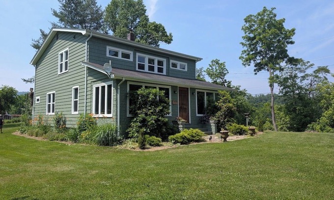 Eggleston Autre | Charming 3-Bedroom Farmhouse in Scenic Pembroke, VA - Sleeps 8