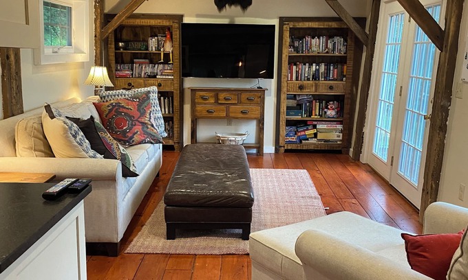 Monroe Bridge Autre | Charming 3-bedroom farmhouse in Colrain w/ gorgeous view/outdoor space