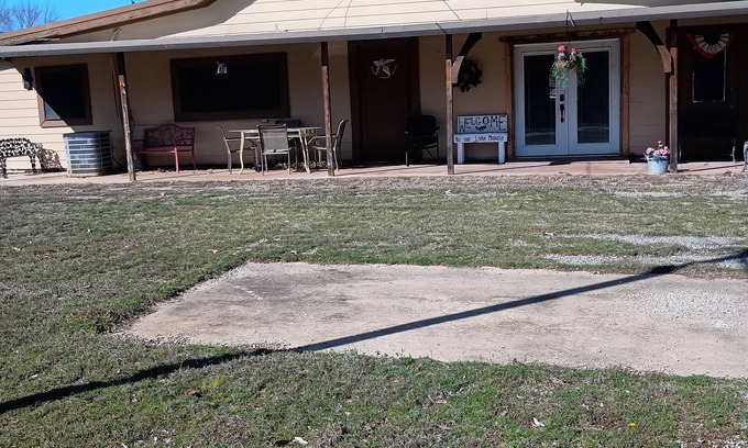 Eufaula Autre | Charming 3-bedroom farmhouse in awesome Eufaula with Wi-Fi, ,boat ramp and dock