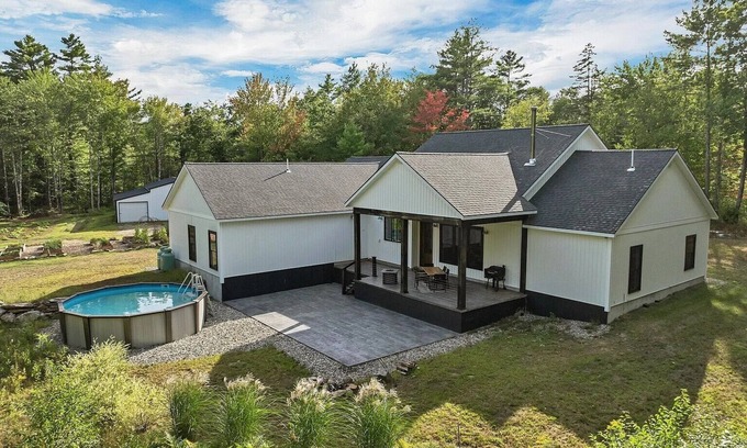 Lebanon Autre | Charming 3-bedroom Farmhouse in the Seacoast