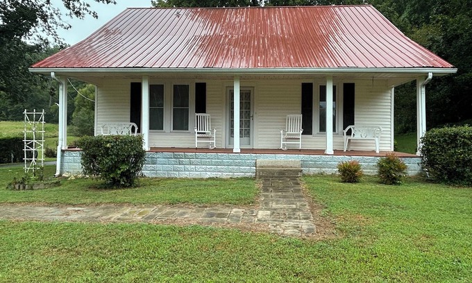 Pulaski Autre | Charming 3-bedroom farmhouse with 2 full baths in a quiet country setting.