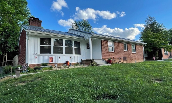 McBryde Maison | Charming 3-bedroom house with WiFi and AC in fabulous Blacksburg
