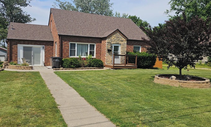 Des Moines Maison | Charming 3-bedroom house with WiFi and fitness room and hot tub, playground
