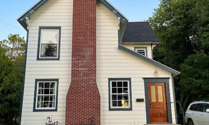 Gouverneur Maison | Charming 3-bedroom house in Gouverneur with private basketball court.