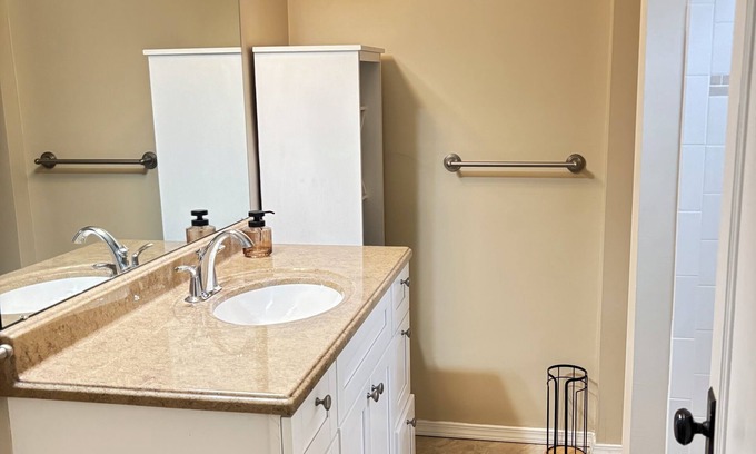 Old Brooklyn Maison | Charming 3-bedroom house with WiFi and AC in welcoming Cleveland