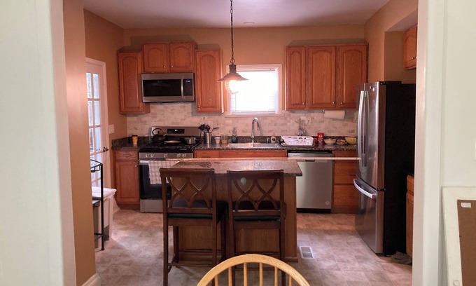 Garfield Heights Maison | CHARMING 3-BEDROOM HOUSE/A ROOM FOR RENT, with WiFi, AC in lovely Cleveland.