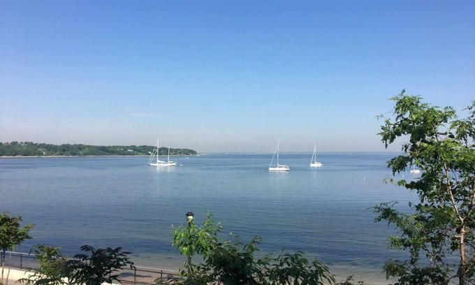 Glen Cove Maison | Charming 3-bedroom house, water views, beach access on the North Shore