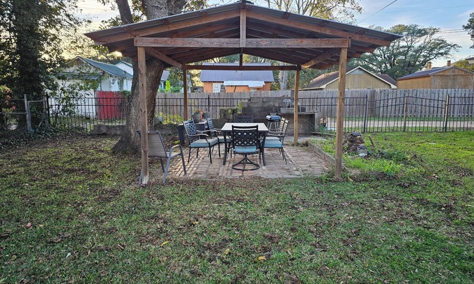 Greenwood Maison | Charming 3-bedroom house in serene Greenwood with WiFi, AC