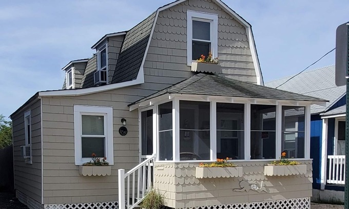 Manasquan Maison | Charming 3 bedroom house 2 blocks from Manasquan Beach. 5 BEACH BADGES INCLUDED
