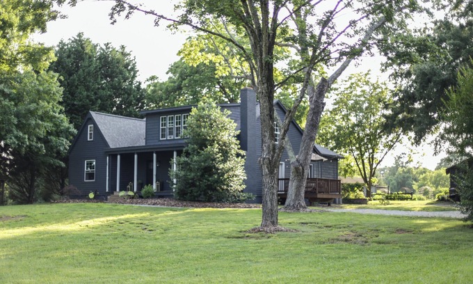 Salisbury Maison | Charming 3-bedroom home with gardens & chickens