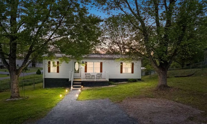 Summerlee Maison | Charming 3 bedroom home minutes from NRG featuring a fire pit/outdoor games