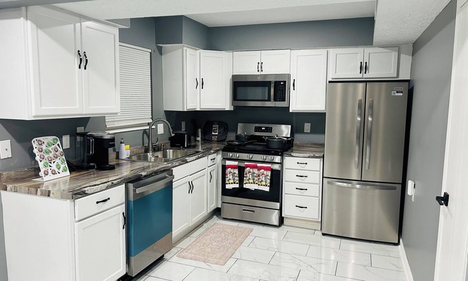 Columbus Maison | Charming 3-bedroom house with WiFi and AC in enchanting Columbus