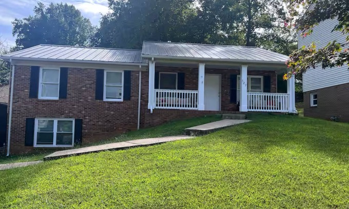 Danville Maison | Charming 3-bedroom house with AC, fitness room, WiFi in wonderful Danville