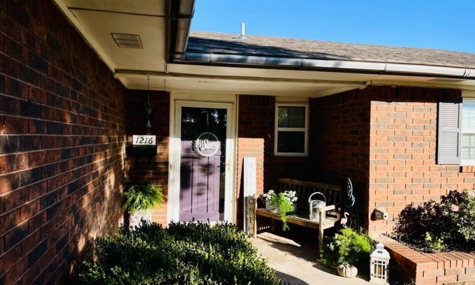 Fairview Maison | Charming 3-bedroom house with AC and WiFi in a quiet neighborhood.