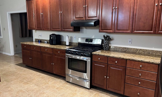 Lawnside Maison | Charming 3-bedroom house in fabulous Lawnside with WiFi, AC