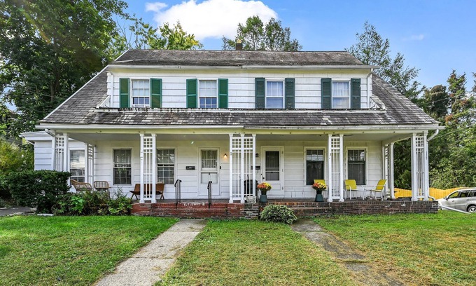 Newburgh Maison | Charming 3-bedroom house with WiFi, AC in marvelous Hudson Valley.