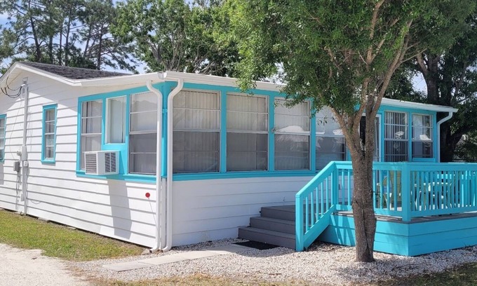Oak Hill Maison | Charming 3-bedroom house Furnished with access to RV Park Use on IWC