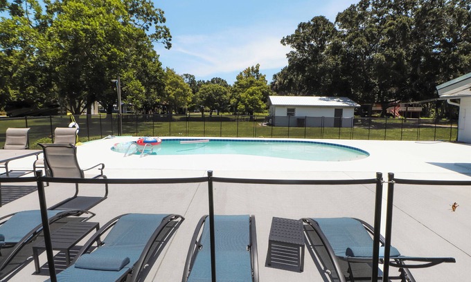 Oak Hill Maison | Charming 3-bedroom house in Oak Hill with a Pool and Pond