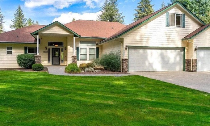Rathdrum Maison | Charming 3-bedroom house sleeps 8 with high speed WiFi in Twin Lakes Village