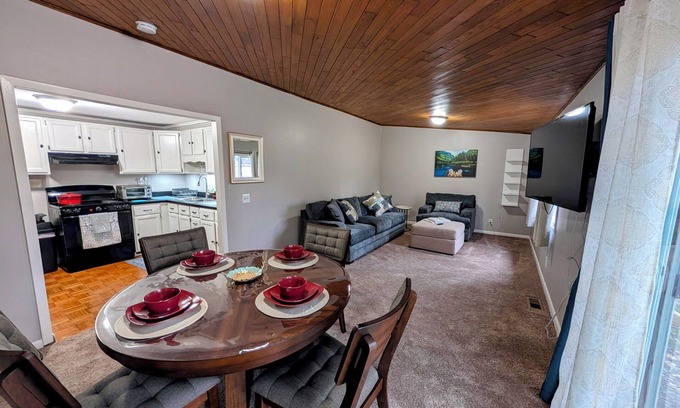North Syracuse Maison | Charming 3-bedroom house with garage in family neighborhood.