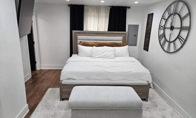 Chatham Maison | Charming 3-bedroom house in brilliant Chicago with WiFi, AC, plenty of sleeping.