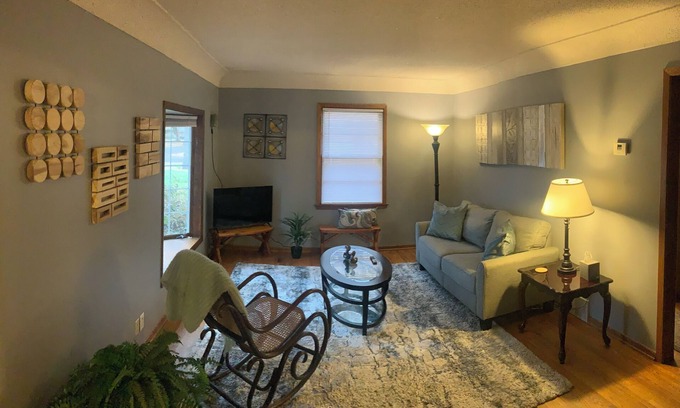 Crystal Maison | Charming 3-bedroom house in serene Crystal with WiFi, AC, laundry room