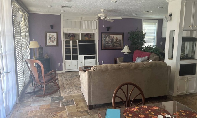 Lake Houston Maison | Charming 3-bedroom house with WiFi and AC in fabulous Huffman on Lake Houston