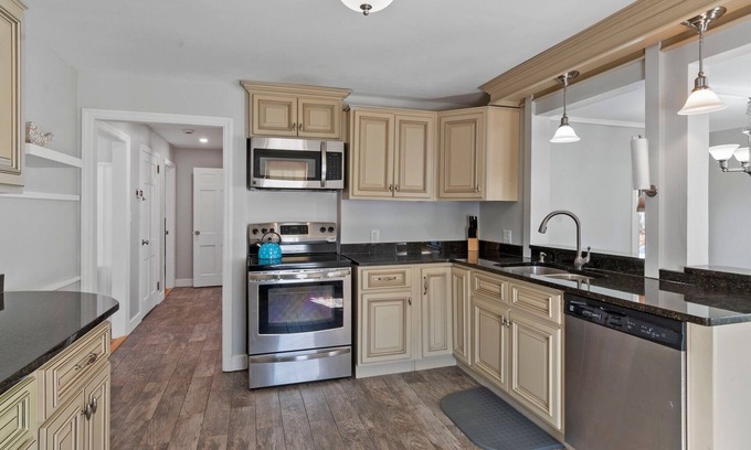 Methuen Maison | Charming 3-bedroom house in Methuen; minutes to Boston & NH region