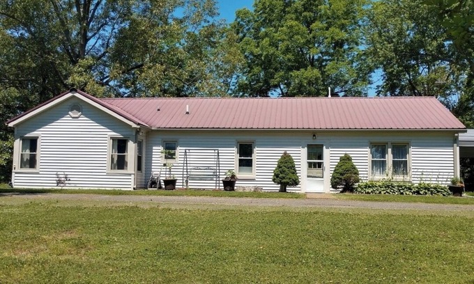 Sturgis Maison | Charming 3-bedroom house in a country setting with WiFi