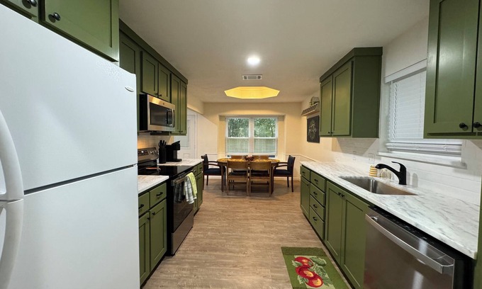 Woodway Maison | Charming 3-bedroom house with WiFi and AC in Woodway