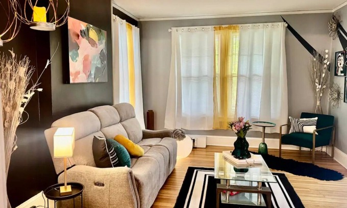Melrose Maison | Charming 3-bedroom house with pool table