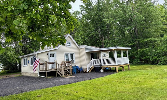 Lake Erie Beach Maison | Charming 3-bedroom house with WiFi, spacious yard and close to Lake Erie Beach!
