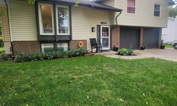 Omaha Maison | Charming 3-bedroom house in lovely Omaha. For Families, backyard, and parking.