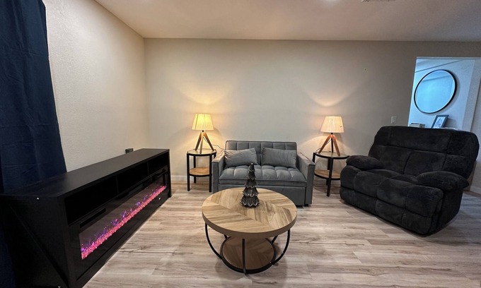 Eloy Maison | Charming 3-bedroom house with.Eloy Skydive Paradise. WiFi, AC, hot tub/pool.